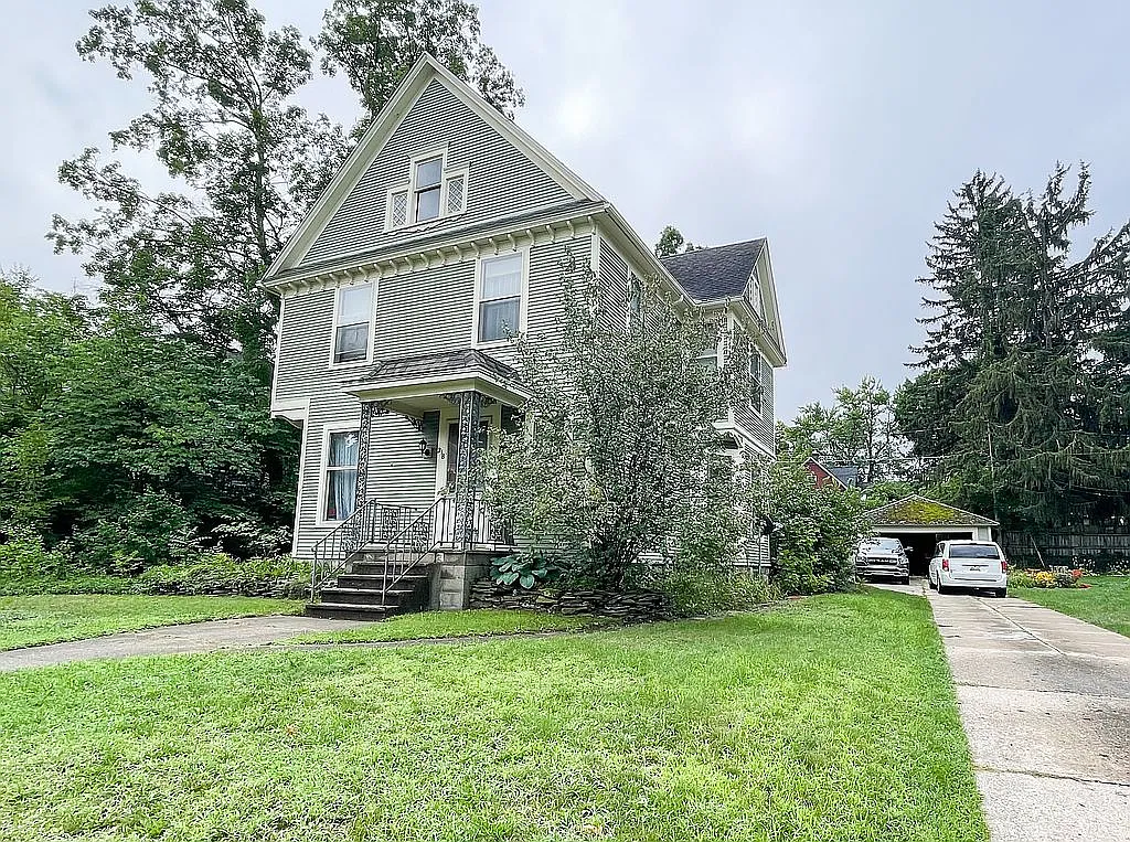 218 W Green St photo 1