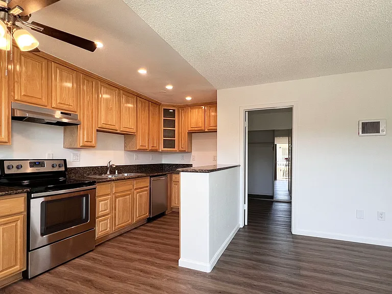 Orange Plaza Villa Apartments — Photo 13