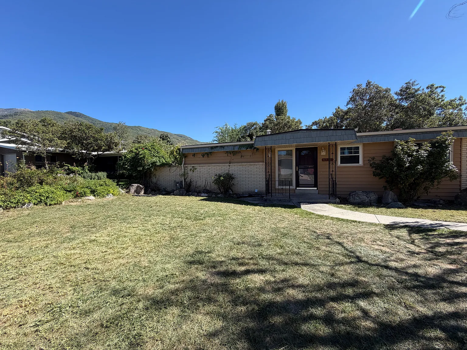 4 bed, 2.5 bath, 2300 sqft, $2,600 — Photo 3