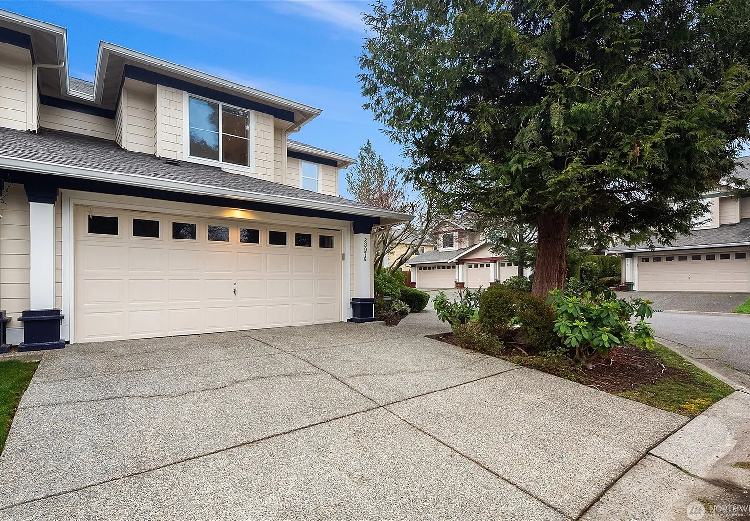3 bed, 2.5 bath, 2330 sqft, $4,000 — Photo 1