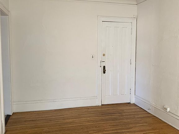 4th image of 35 Lexington Pkwy S #24