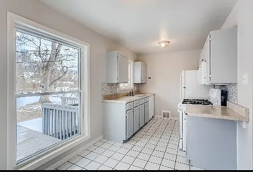 1315 S Kearney St — Photo 3