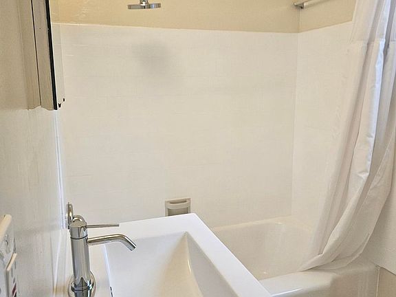 4th image of 882-888 Middle Ave #882-2