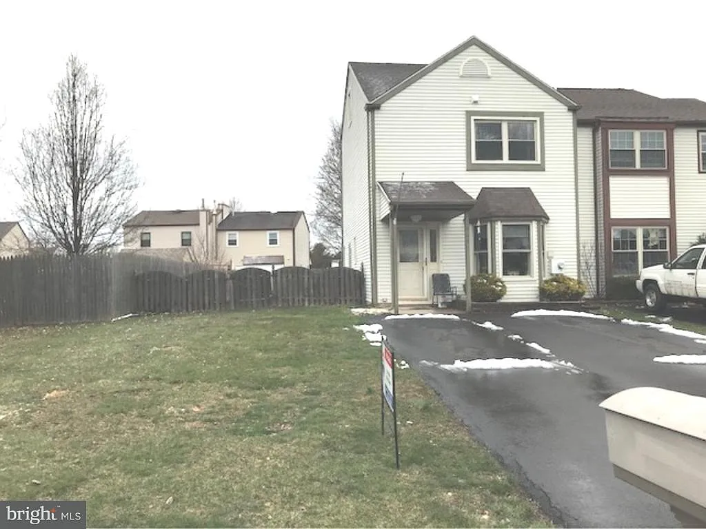 664 Whittier Dr photo 1
