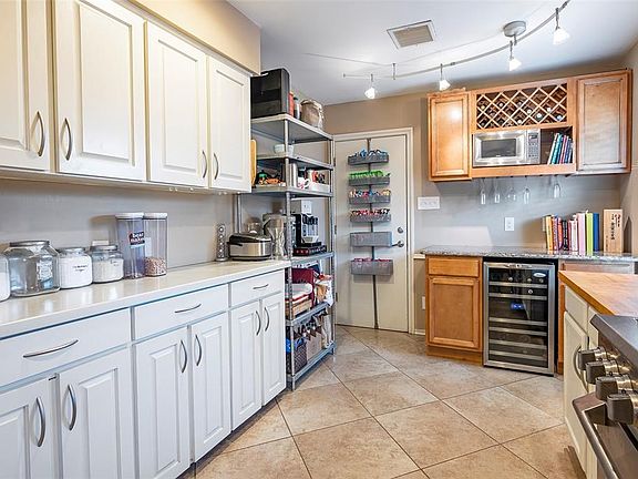 3rd image of 8927 Larchwood Dr
