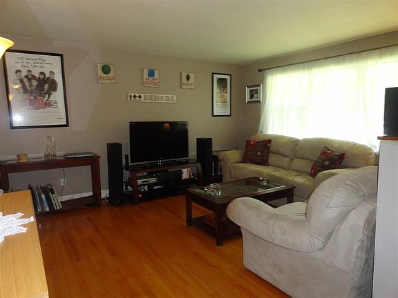 3rd image of 16 Deerleap Pl