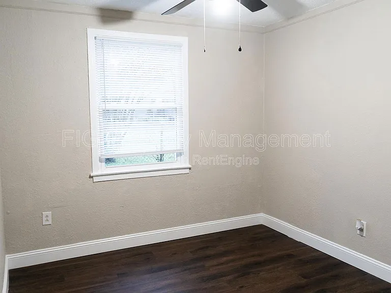 1414 Chicago Ave NE — Photo 8