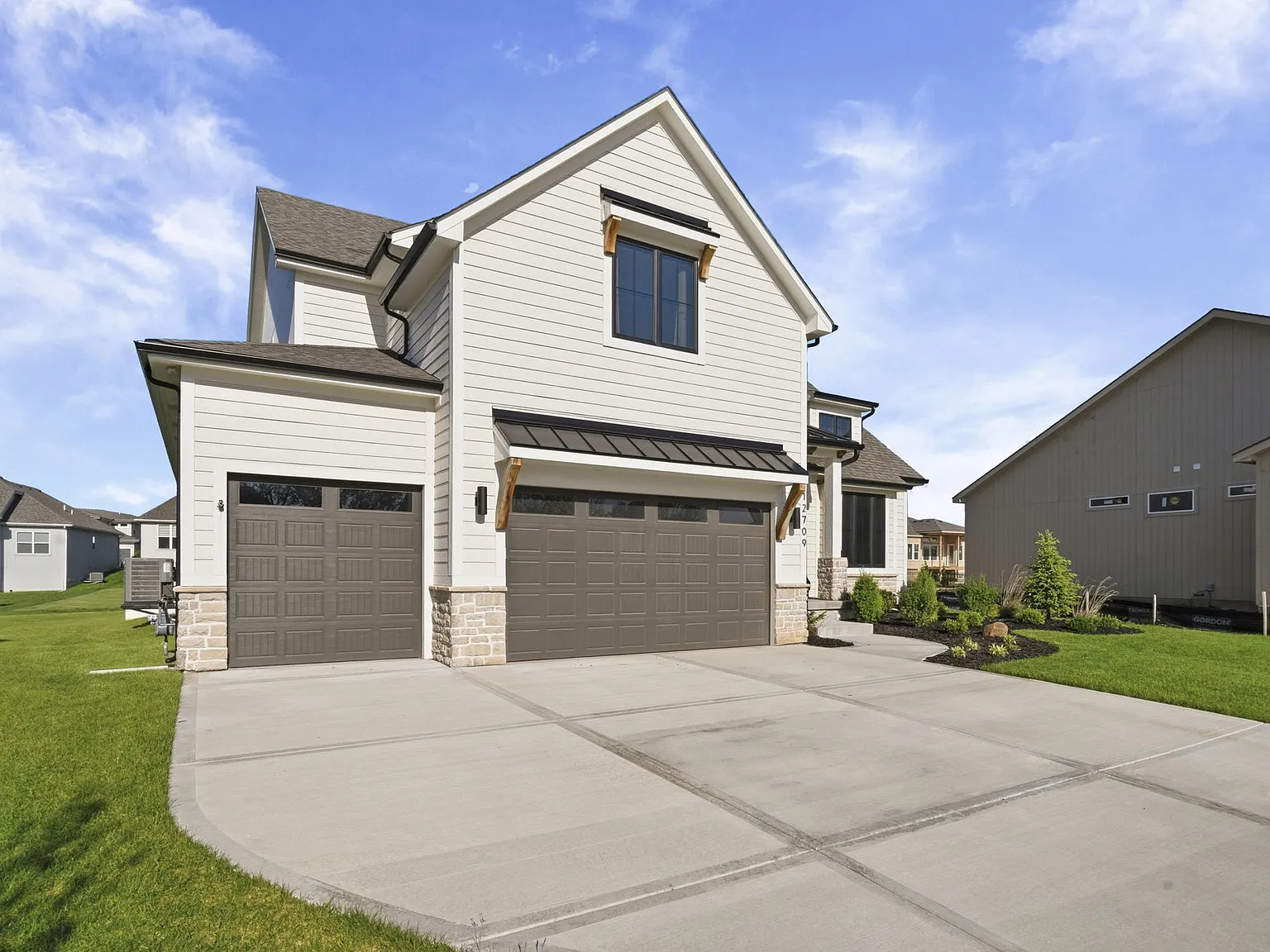 4 bed, 2998 sqft, $5,250 — Photo 2