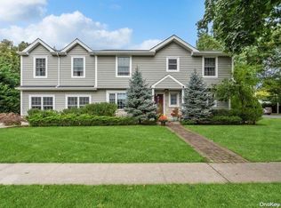 95 Amherst St, Garden City, NY 11530