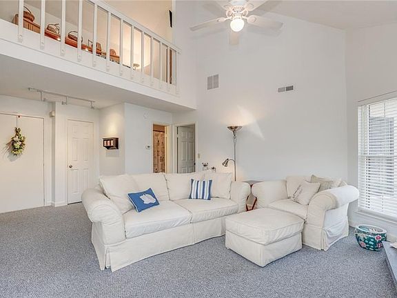 3rd image of 403 Harbour Poin APT 304