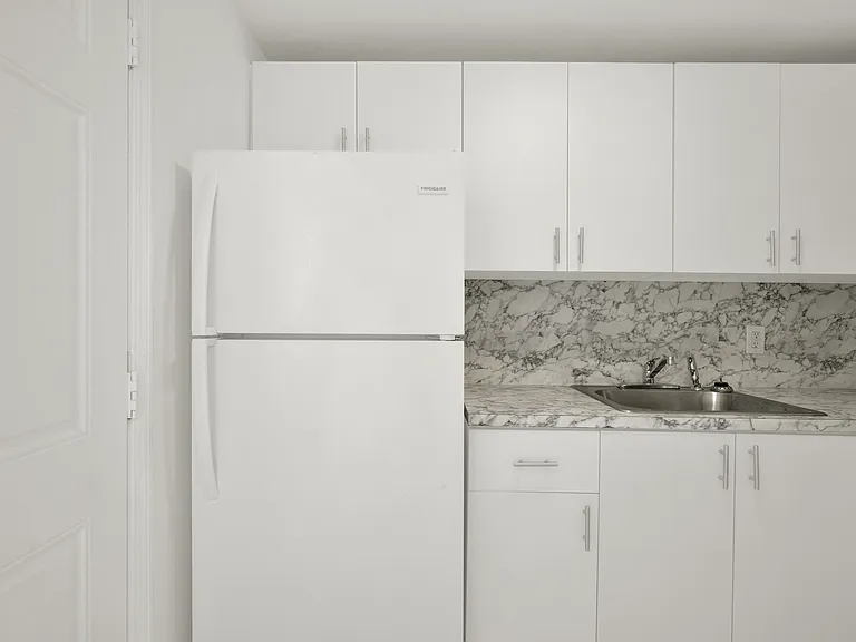 134 Salamanca Aveapt 4B — Photo 4