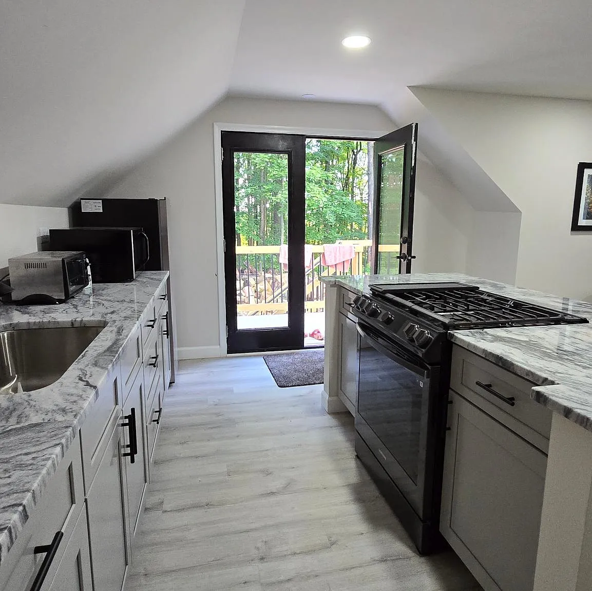 6585 Lovers Ln — Photo 1