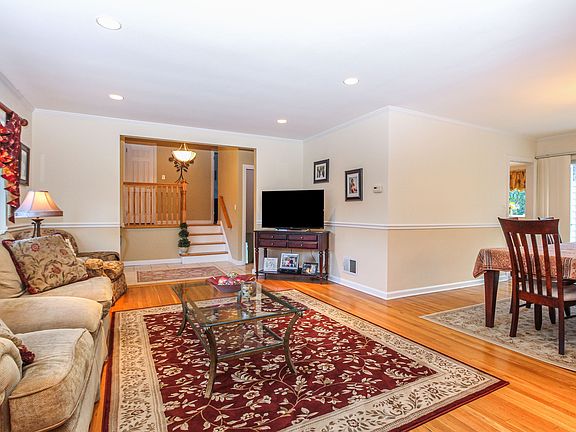 5th image of 21 Maplemoor Ln