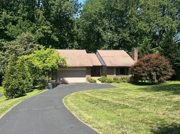 1118 Challedon Rd, Great Falls, VA 22066