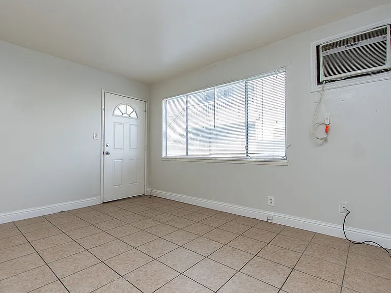 121 Starr Ave #C — Photo 2