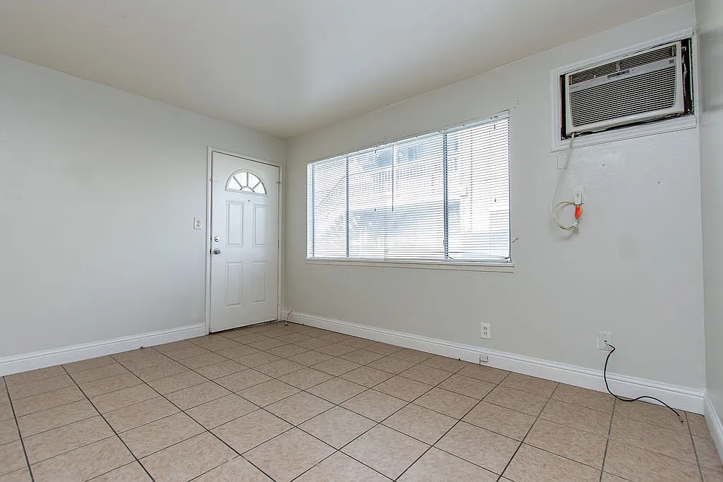 Building Photo - 121 Starr Ave #C