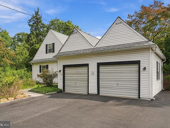 2nd image of 528 Montgomery Rd