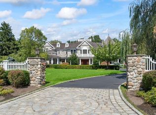 2 Mowbray Ln N, Cold Spring Harbor, NY 11724