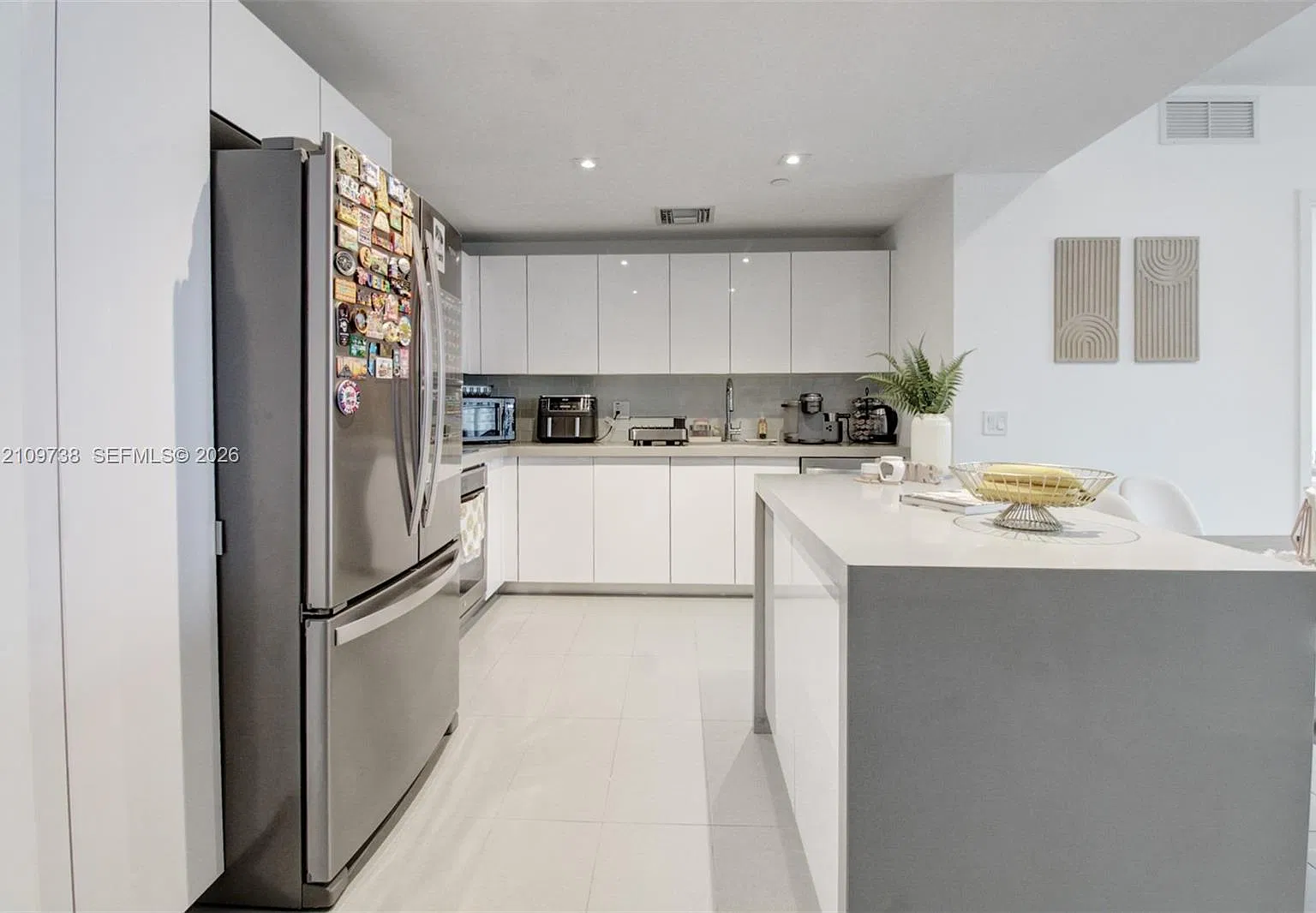Canvas Condo — Photo 2