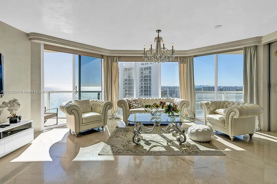 La Perla Condo — Photo 2