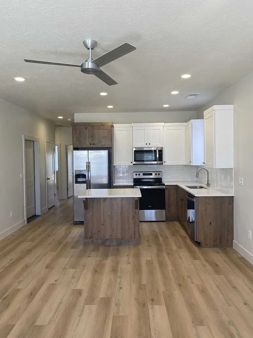 Bedford 692 E Raintree Ln — Photo 4