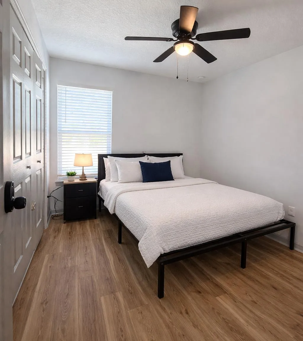4 bed, 2.0 bath, 1484 sqft, $879 — Photo 1