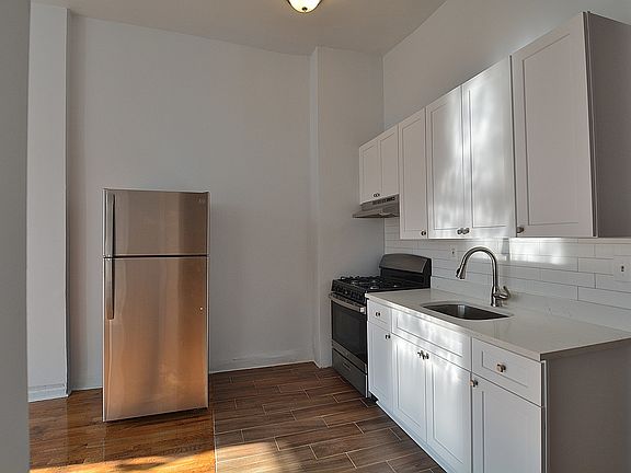 4th image of 626 Willoughby Ave #2B