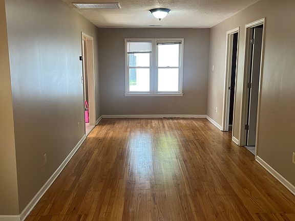 5th image of 20951 Van Buren St