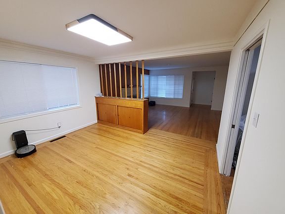 5th image of 2861 Moran Ave
