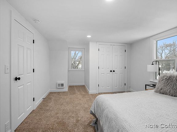 4th image of 1246 Beechwood St NE