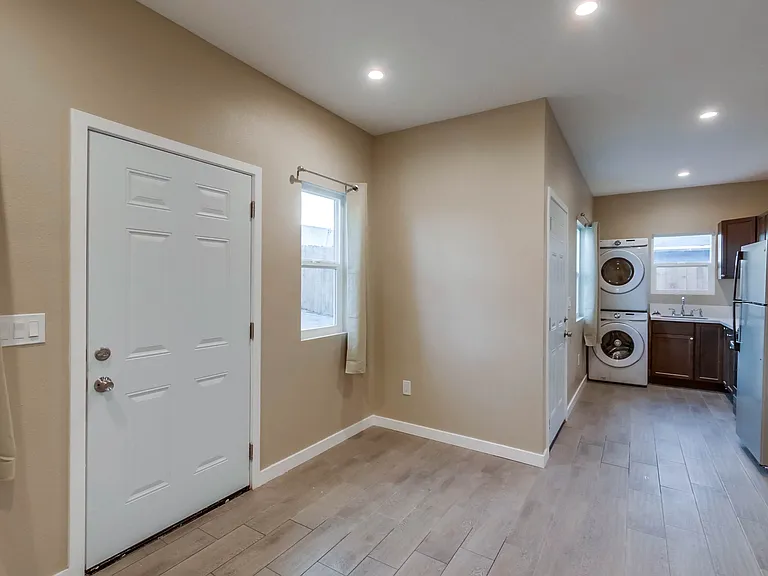 853 Winston Dr — Photo 1