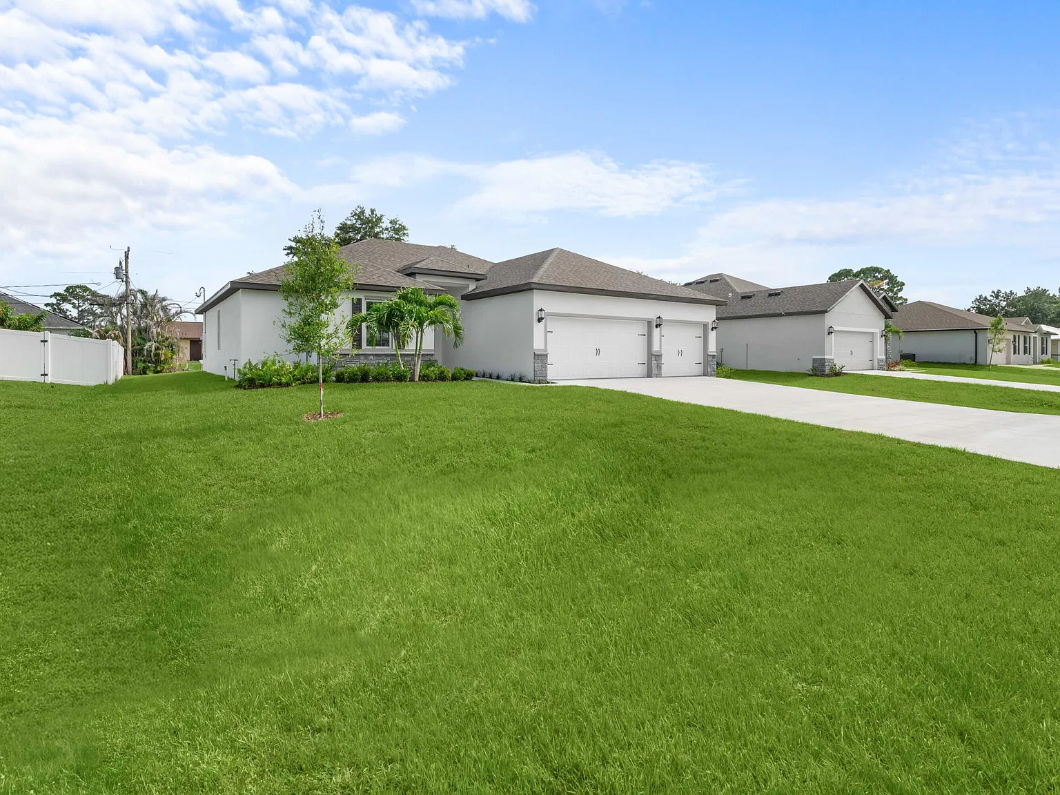 5 bed, 3.0 bath, 2414 sqft, $3,675 — Photo 2