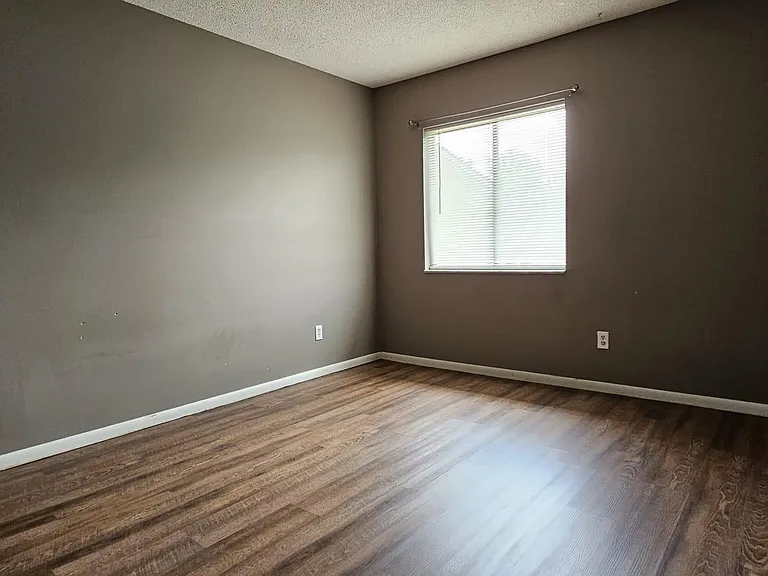682 Midway Dr — Photo 12