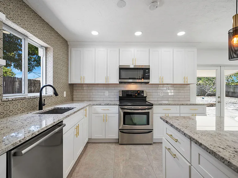 2100 N Seacrest Blvd — Photo 10