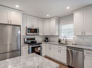 17 Bamboo Ln, Hicksville, NY 11801