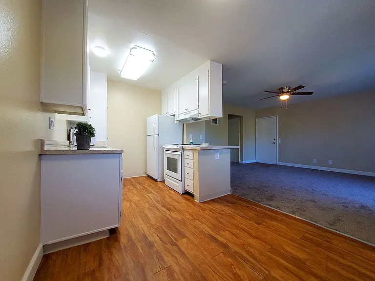 Parklane Apartments — Photo 31