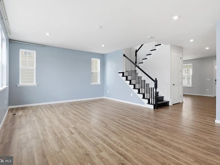 10302 Spotswood Dr — Photo 8