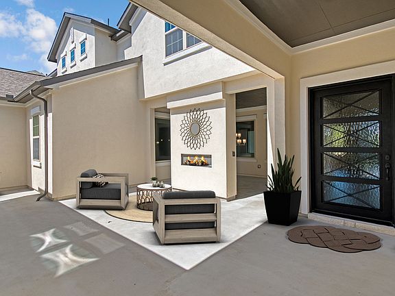 Fantastic front courtyard is perfect for entertaining, virtually staged for demonstration