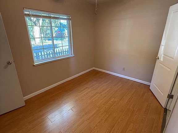 3rd image of 418 Bonita St