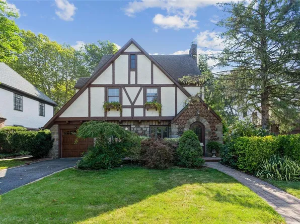 28 Ackley Avenue, Malverne, NY 11565