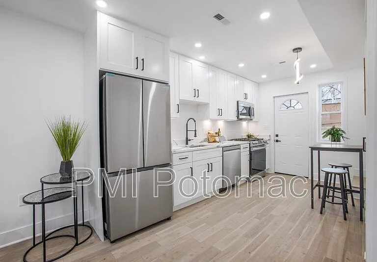 702 19th St NE — Photo 8