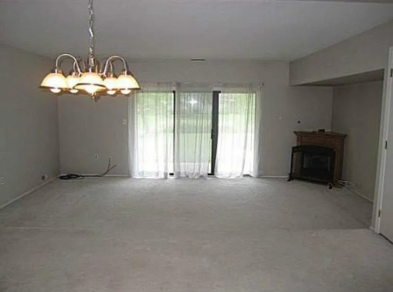 239 Hampshire Ct — Photo 3