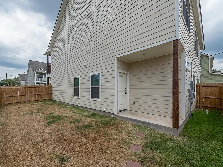 300 Live Oak St — Photo 15