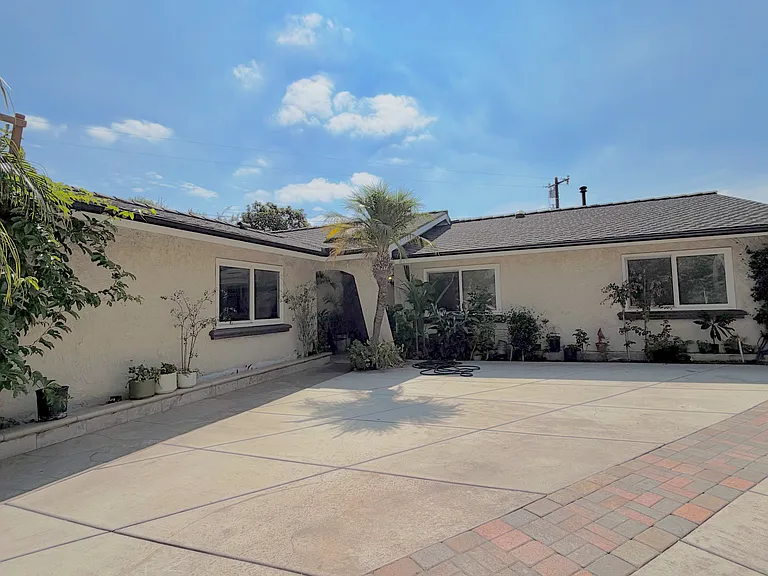 2402 W Brook St — Photo 1