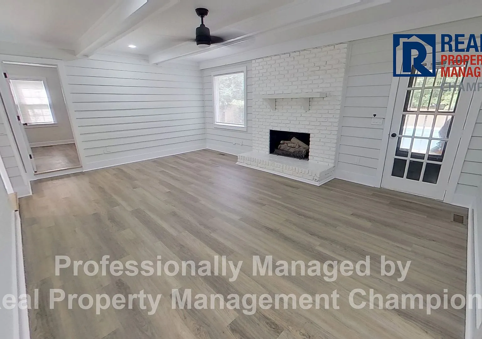 3 BD/2.5 BA Home w/inground pool, screened porch and fenced back yard — Photo 4