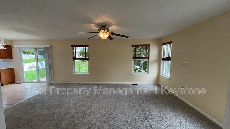 4 bed, 3.5 bath, 2596 sqft, $3,500 — Photo 3