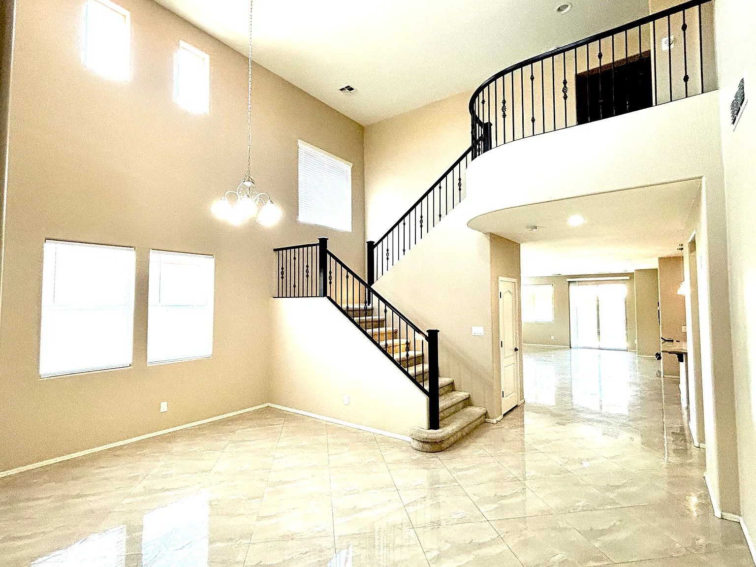 5 bed, 3.5 bath, 3534 sqft, $3,200 — Photo 2