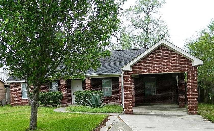 Great curb appeal! Built in 2004.