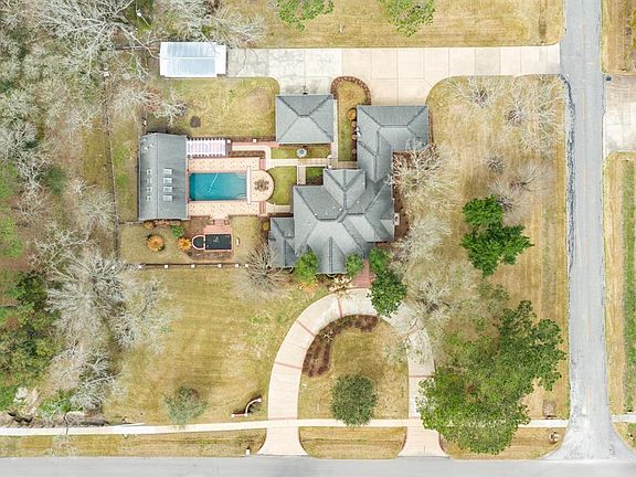 4th image of 502 W Spreading Oaks Ave