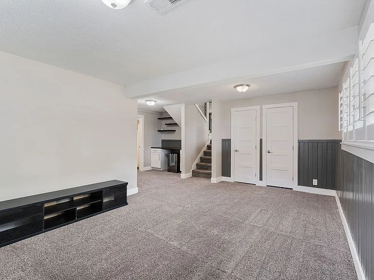 3395 E Larchmont Dr — Photo 31